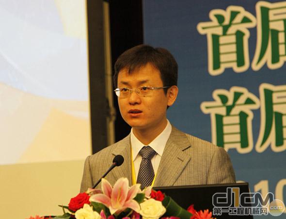 中国工程机械工业协会工程机械维修分会秘书长李志勇做工作报告