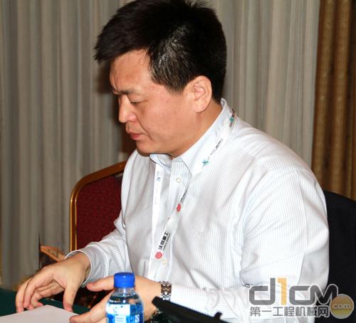 中国工程机械协会代理商分会理事长杜海涛主持会议