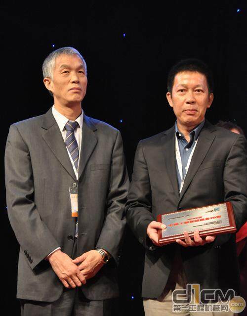 中国工程机械工业协会会长祁俊先生为利星行机械有限公司傅耀生颁奖