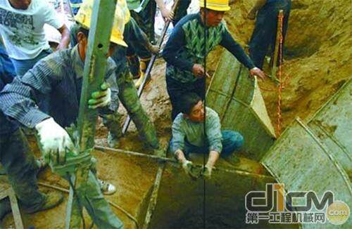 兰州青白石一铁路工地 工作人员在紧急搜救被埋人员