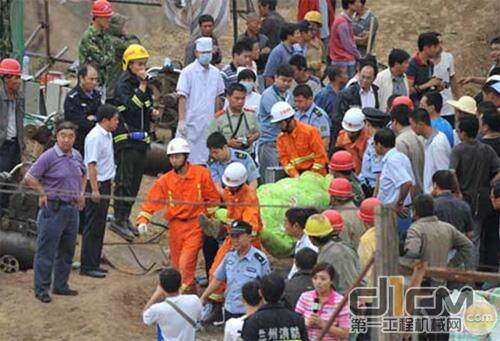 17时17分，救援人员在山体垮塌现场又挖出被埋人员1名，已送往医院进行抢救