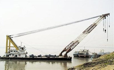 百万元挖掘机打捞沉船 不慎滑入长江