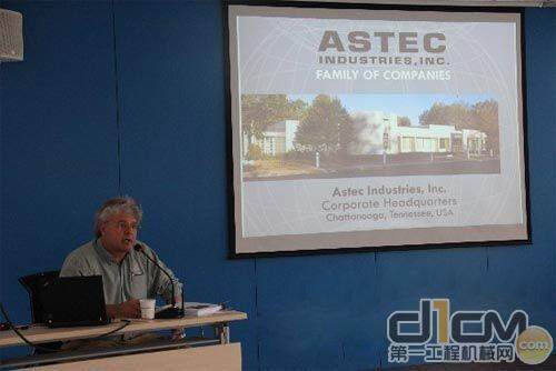 ASTEC公司总工程师GREGRENEGAR正在介绍沥青混合料搅拌设备的发展历史