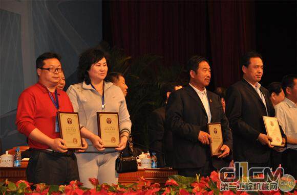 2009年度全国优秀施工企业代表上台领奖