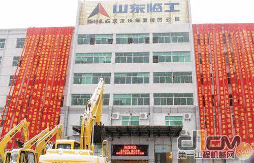 在公司十周年庆典之际，山东临工南昌旗舰店隆重开业