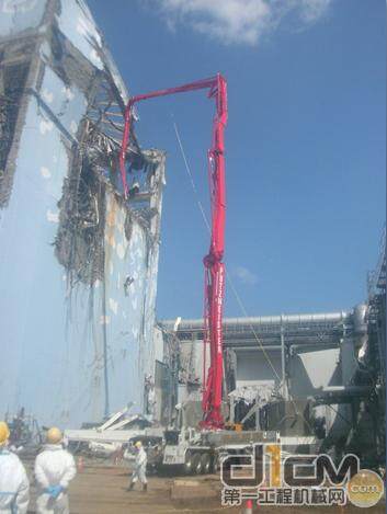 普茨迈斯特混凝土输送泵车M58-5在为日本福岛4号反应堆注水