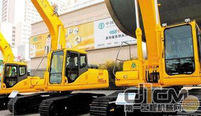 中国重汽生产的第一批海斗HW330型挖掘机