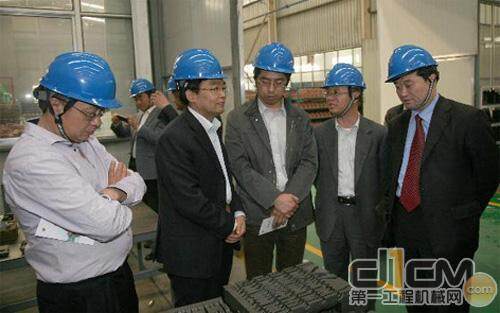 国家工信部装备司韩行副处长（前中）在常林铸业公司视察