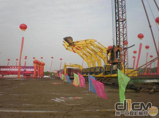 力士德六台挖掘机参与安徽芜湖龙湖帝景湾项目建设