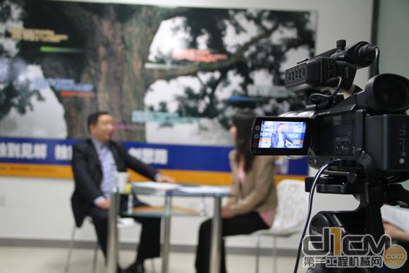 武汉千里马工程机械集团有限公司董事长杨义华接受第一工程机械网记者采访现场