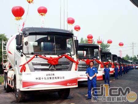三一重工向中国十九冶集团移交订购的机械和车辆