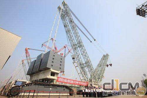 中联重科自主研发制造的超大吨位履带起重机ZCC3200NP于5月28日成功下线