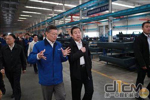 彭小枫上将一行在何老师的陪同下参观生产车间