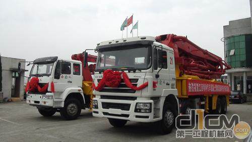 宜工集团独立研发制造的JTZ5430THB、JTZ5160THB混凝土臂架泵车交车仪式