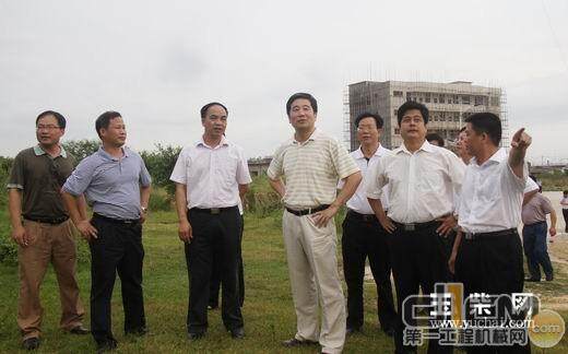 晏平（前排右三）在考察产业园建设