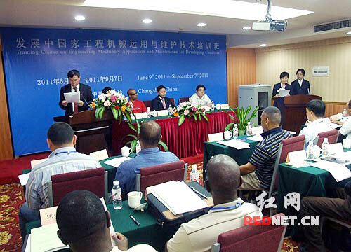 15国技术人员远赴湖南学习工程机械技术