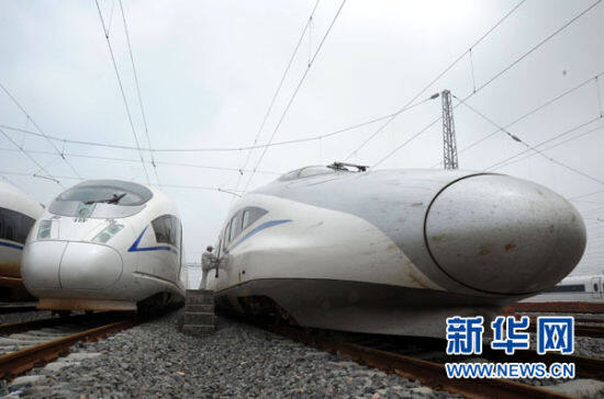 6月16日，工作人员登上停靠在上海虹桥动车所停车库的京沪高铁CRH380A（右）列车。