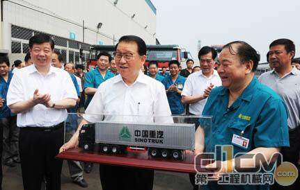 马纯济代表中国重汽集团全体干部职工向李长春赠送HOWO-A7车模
