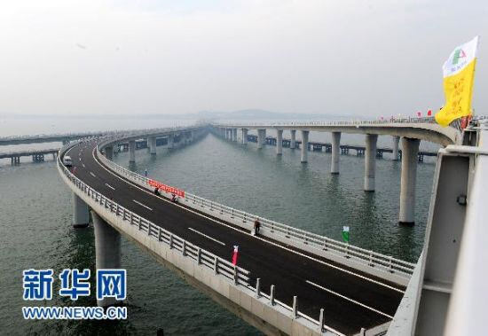 6月27日拍摄的胶州湾大桥红岛互通立交