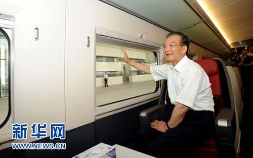 6月30日，京沪高速铁路全线建成通车，国务院总理温家宝出席通车运营仪式并乘首发列车考察运营情况。