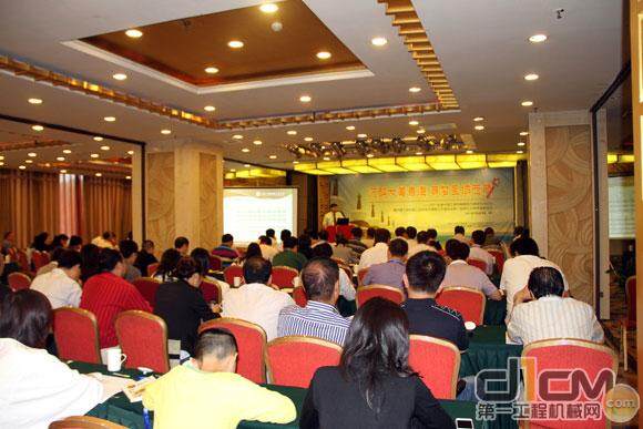 2011年度中国工程机械精英代理商热点论坛暨中国工程机械工业协会代理商工作委员会第二届第五次常务理事会议在青海西宁隆重召开