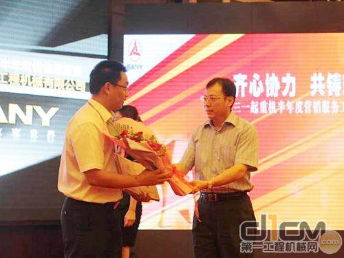 唐修国总裁为2011年三一起重机半年度销售冠军广州巨合董事长吕华先生颁奖