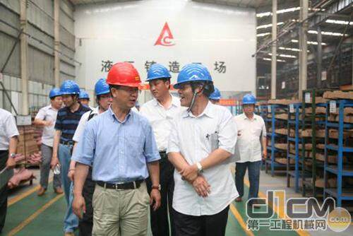 钟默博士与李耀文秘书长（右）在液压铸造工厂交流