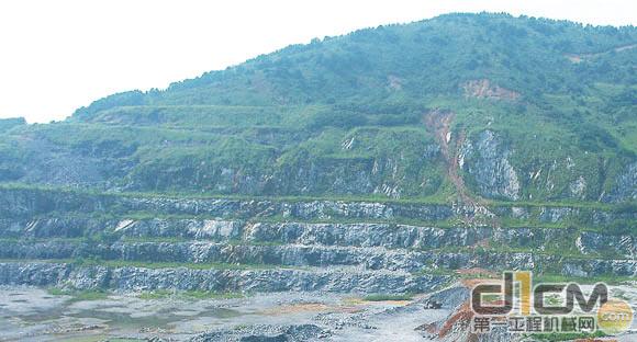 岩溶岩洞散布的矿山地貌
