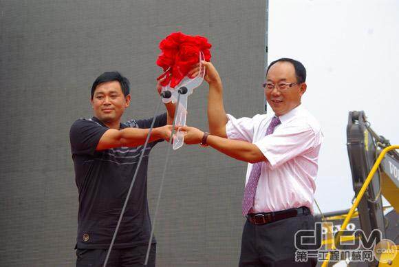 武汉中南胡嘉慧董事长亲自将代表首台沃尔沃认证挖掘机的水晶钥匙交给客户
