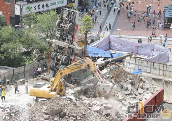 重庆三峡广场吊车不自量力被挖掘机拽翻