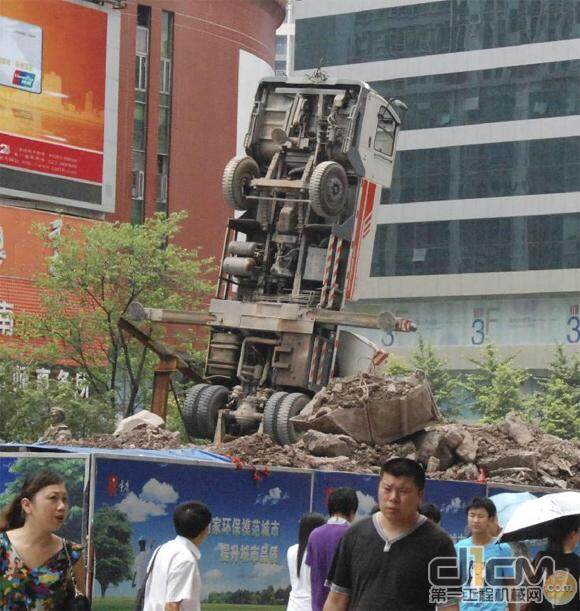 重庆三峡广场吊车不自量力被挖掘机拽翻