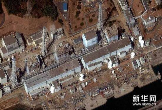 资料图：3月18日拍摄的卫星照片显示的是，日本福岛第一核电站1号机组到4号机组（从右到左）。新华社/路透