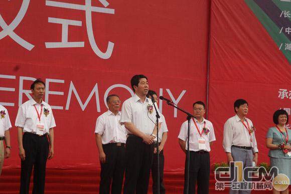 中共湖南省委常委、长沙市委书记陈润儿先生宣布开幕