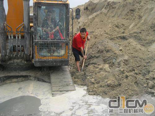 三一服务工程师徐磊寒冬腊月为客户吴宝安打捞挖机