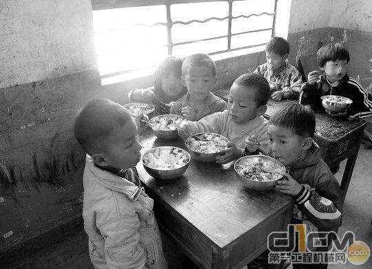 孩子们终于吃上免费午餐