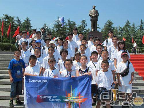 “畅想中联快乐行”夏令营成员在毛泽东铜像前合影留念
