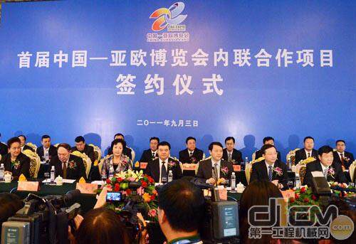 3日，在乌鲁木齐举行的首届中国－亚欧博览会内联合作集中项目签约仪式现场。