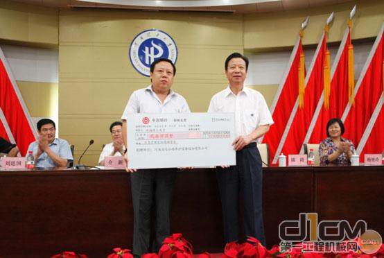 王裕清副校长向陈琦总经理颁发了捐赠证书