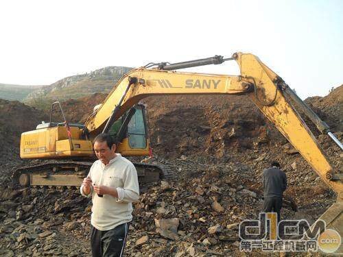 李凤祥和他的三一挖掘机在工地施工