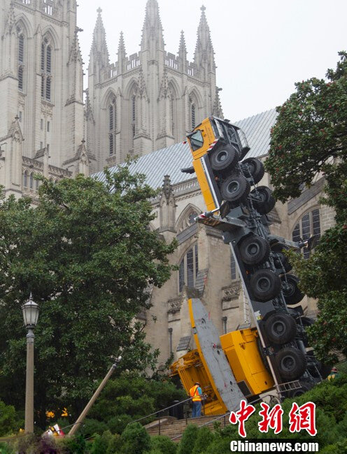 2011年9月7日，美国首都华盛顿雷雨交加，在华盛顿国家大教堂作业的一辆500吨重的起重机倒塌，砸坏了附近2栋建筑和几辆汽车，起重机的作业员受伤。