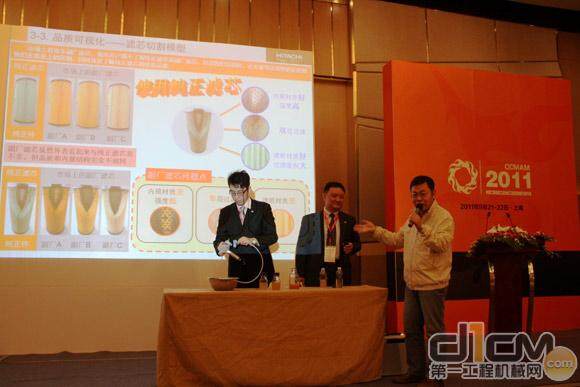 日立建机（上海）有限公司产品部 张震星（中）姜皓（左）