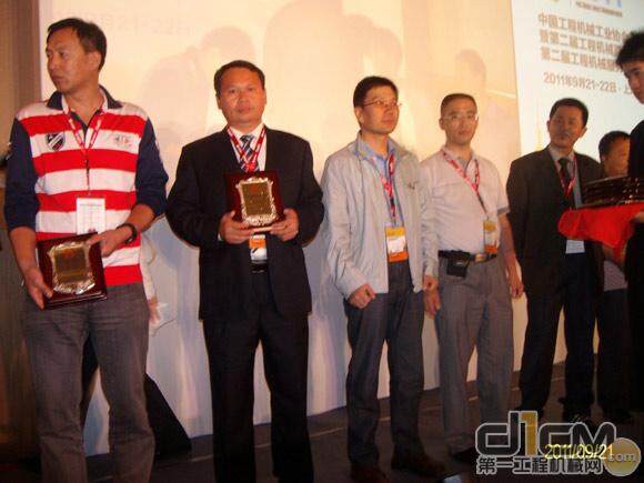 中国工程机械技术服务专家颁奖现场（左二为谢向阳）