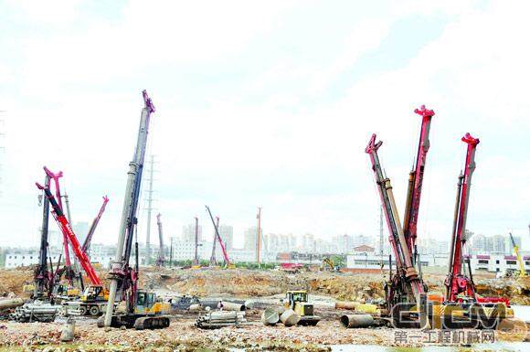 28台旋挖钻机献力昆明城市建设
