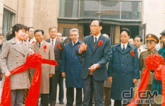 前国务院副总理、博鳌亚洲论坛副理事长曾培炎出席第一届BICES北京国际工程机械展会剪彩仪式