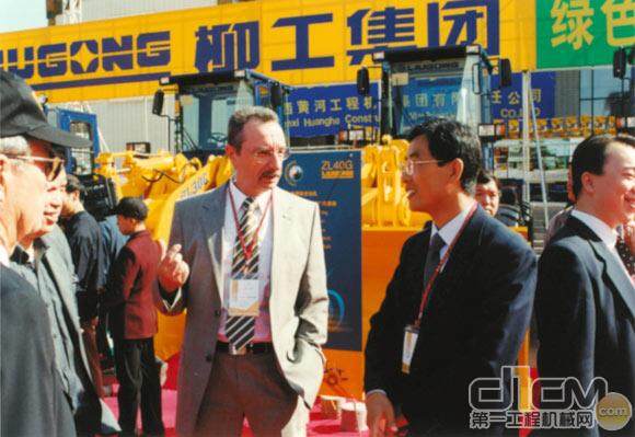 第五届BICES北京国际工程机械展览会与技术交流会吸引了众多海外观众，图为外商与柳工代表进行交流