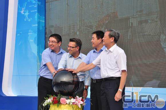 中国工程机械工业协会名誉会长韩雪松与中联重科代表共同揭开世界最长臂架泵车的神秘面纱