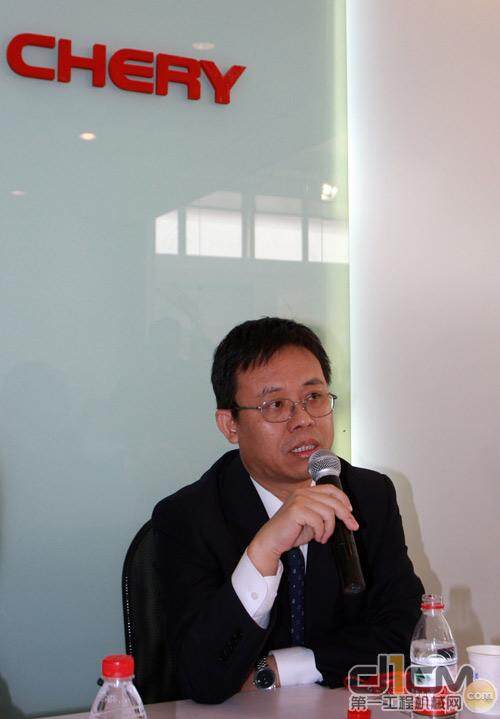 奇瑞重工副总经理王喜恩在接受第一工程机械网记者采访