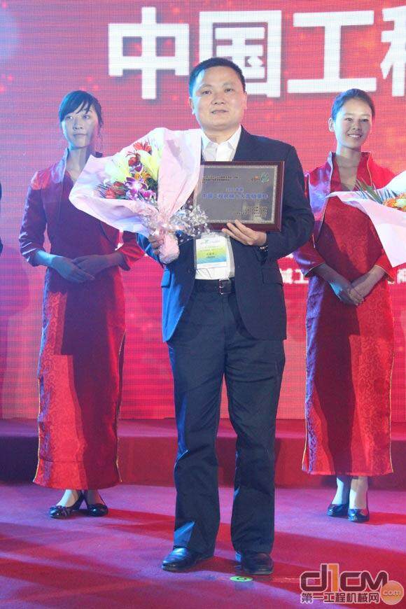 三一重工泵送服务公司总经理刘爱荣先生领奖