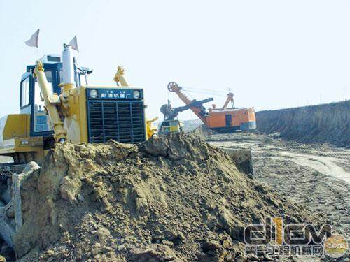 在内蒙古扎赉诺尔露天煤矿施工的推土机