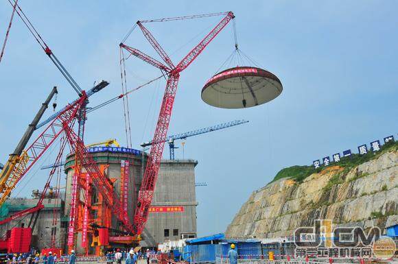 三一900吨履带起重机三次吊装核岛穹顶